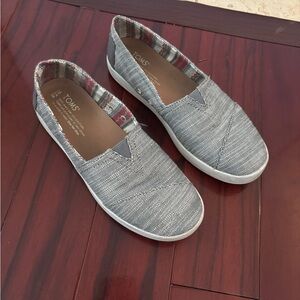 TOMS Textured Gray Casual Slip-Ons